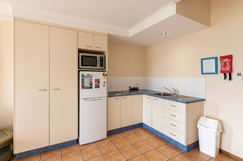 Sunlit Waters Studio Apartments - Tourism Cairns 40