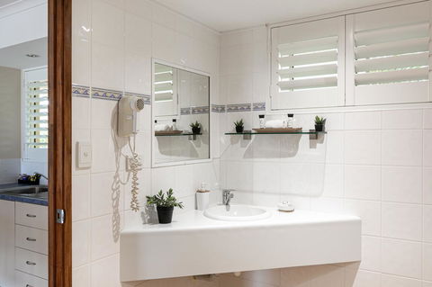 Sunlit Waters Studio Apartments - Tourism Cairns 26