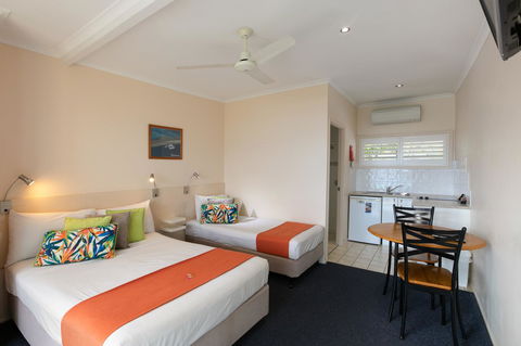 Sunlit Waters Studio Apartments - Tourism Cairns 21