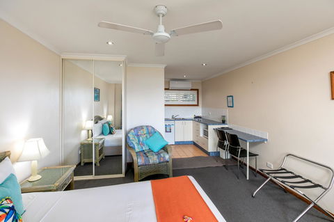 Sunlit Waters Studio Apartments - Tourism Cairns 13