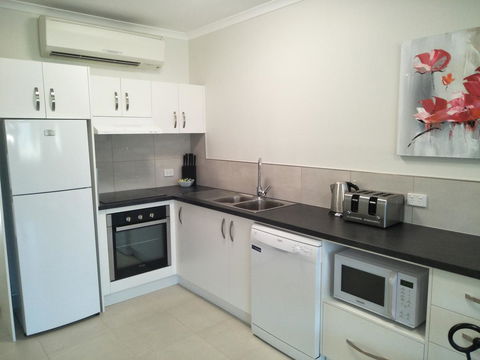 Airlie Seaview Apartments - Tourism Cairns 4