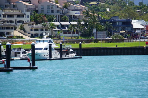 Airlie Seaview Apartments - Tourism Cairns 0