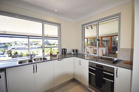 Bribie Island Canal Holiday Destination! - Tourism Cairns 4