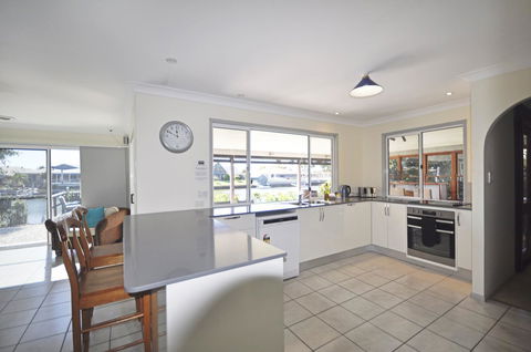 Bribie Island Canal Holiday Destination! - Tourism Cairns 6