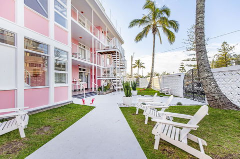 The Pink Hotel Coolangatta - Tourism Cairns 0