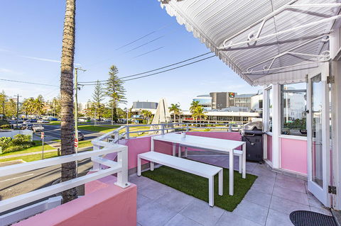 The Pink Hotel Coolangatta - Tourism Cairns 6