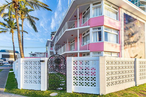 The Pink Hotel Coolangatta - Tourism Cairns 1