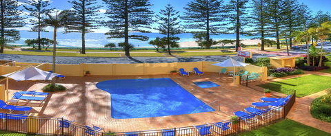 Columbia Beachfront Apartments On Rainbow Bay - Tourism Cairns 2