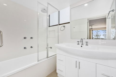 Columbia Beachfront Apartments On Rainbow Bay - Tourism Cairns 24