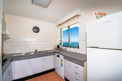 Seacrest Beachfront Apartments Surfers Paradise - Tourism Cairns 7