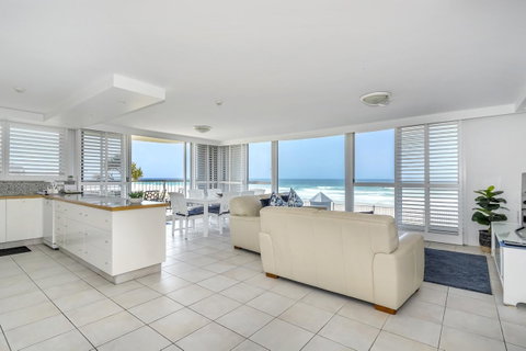 Golden Sands On The Beach - Absolute Beachfront Apartments - Tourism Cairns 2