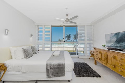 Golden Sands On The Beach - Absolute Beachfront Apartments - Tourism Cairns 3