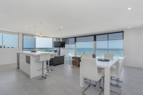 Golden Sands On The Beach - Absolute Beachfront Apartments - Tourism Cairns 6