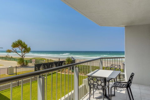 Golden Sands On The Beach - Absolute Beachfront Apartments - Tourism Cairns 1