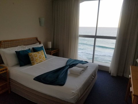 Golden Sands On The Beach - Absolute Beachfront Apartments - Tourism Cairns 26