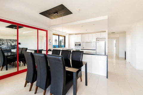 Burgess @ Kings Beach Apartments - Tourism Cairns 17
