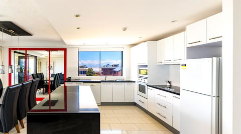 Burgess @ Kings Beach Apartments - Tourism Cairns 13