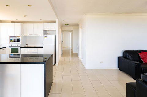 Burgess @ Kings Beach Apartments - Tourism Cairns 14