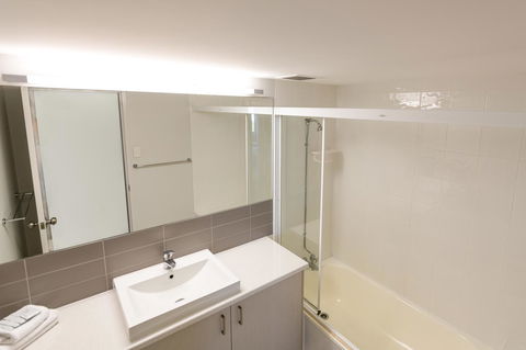 Burgess @ Kings Beach Apartments - Tourism Cairns 36