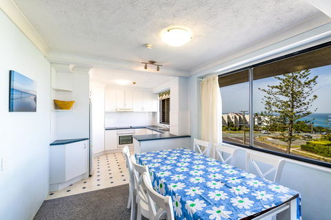Burgess @ Kings Beach Apartments - Tourism Cairns 32