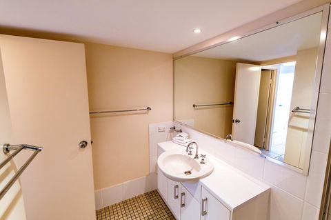 Burgess @ Kings Beach Apartments - Tourism Cairns 2