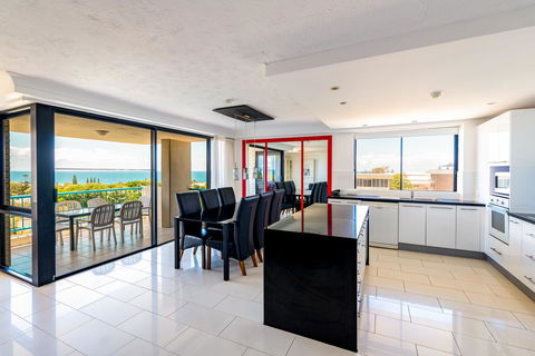 Burgess @ Kings Beach Apartments - Tourism Cairns 12