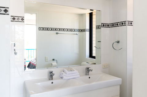 Burgess @ Kings Beach Apartments - Tourism Cairns 15