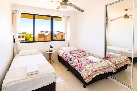 Burgess @ Kings Beach Apartments - Tourism Cairns 18