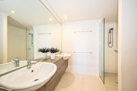 On The Bay Apartments - Tourism Cairns 18