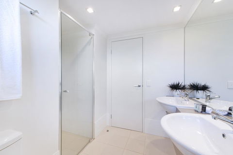 On The Bay Apartments - Tourism Cairns 24