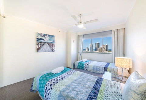 The Meriton Apartments On Main Beach - Tourism Cairns 3