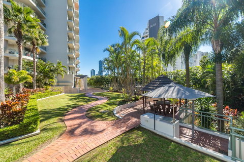 The Meriton Apartments On Main Beach - Tourism Cairns 39