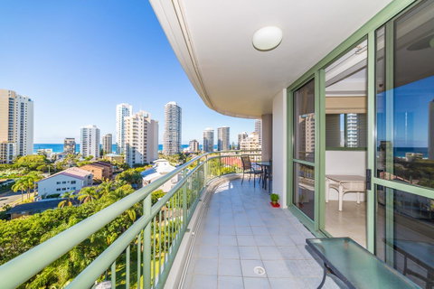 The Meriton Apartments On Main Beach - Tourism Cairns 10