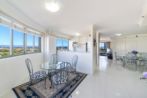 The Meriton Apartments On Main Beach - Tourism Cairns 15