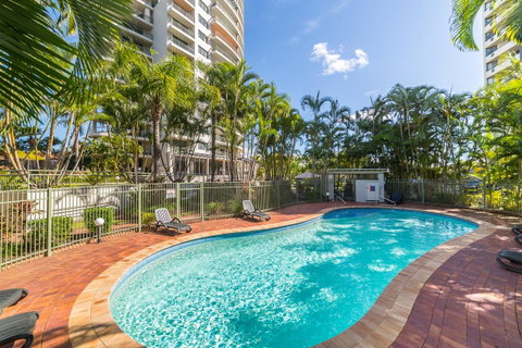 The Meriton Apartments On Main Beach - Tourism Cairns 37