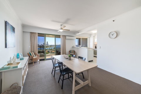 The Meriton Apartments On Main Beach - Tourism Cairns 14