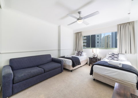 The Meriton Apartments On Main Beach - Tourism Cairns 17