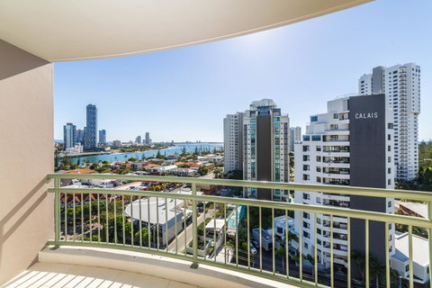 The Meriton Apartments On Main Beach - Tourism Cairns 7