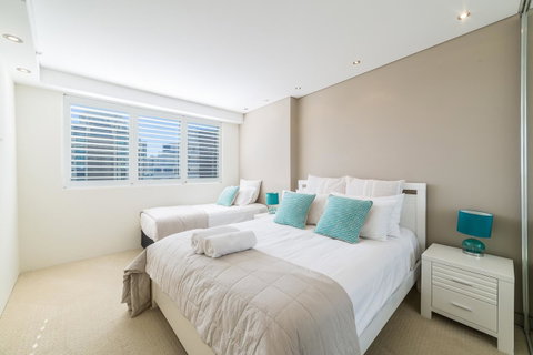 The Meriton Apartments On Main Beach - Tourism Cairns 6