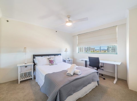 The Meriton Apartments On Main Beach - Tourism Cairns 16