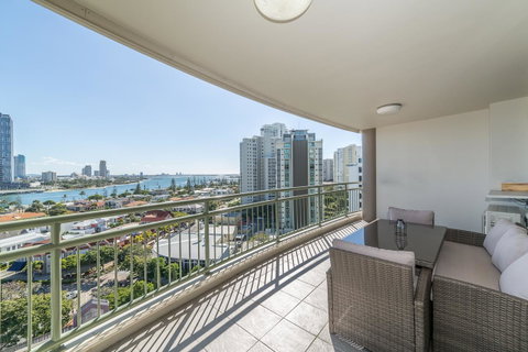 The Meriton Apartments On Main Beach - Tourism Cairns 23