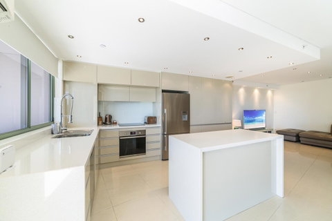The Meriton Apartments On Main Beach - Tourism Cairns 9