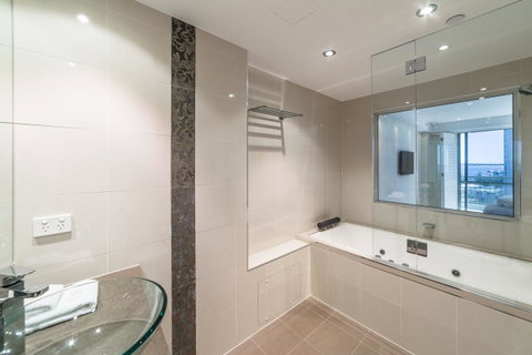 The Meriton Apartments On Main Beach - Tourism Cairns 8