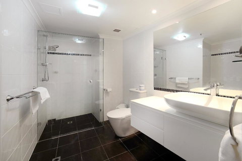 The Meriton Apartments On Main Beach - Tourism Cairns 19