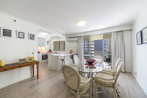 The Meriton Apartments On Main Beach - Tourism Cairns 2