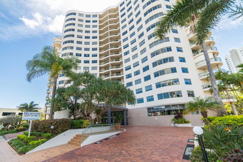 The Meriton Apartments On Main Beach - Tourism Cairns 38