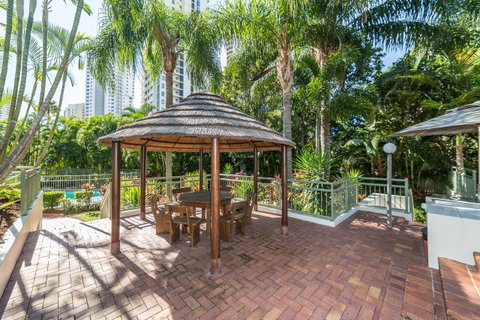 The Meriton Apartments On Main Beach - Tourism Cairns 40