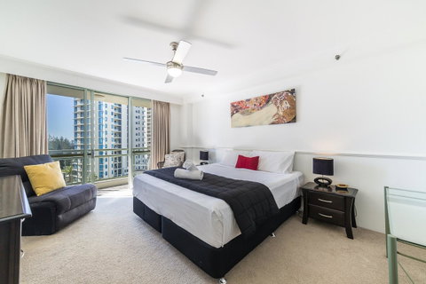 The Meriton Apartments On Main Beach - Tourism Cairns 1