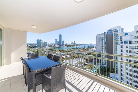 The Meriton Apartments On Main Beach - Tourism Cairns 22