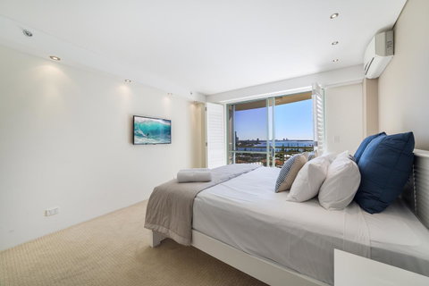 The Meriton Apartments On Main Beach - Tourism Cairns 5